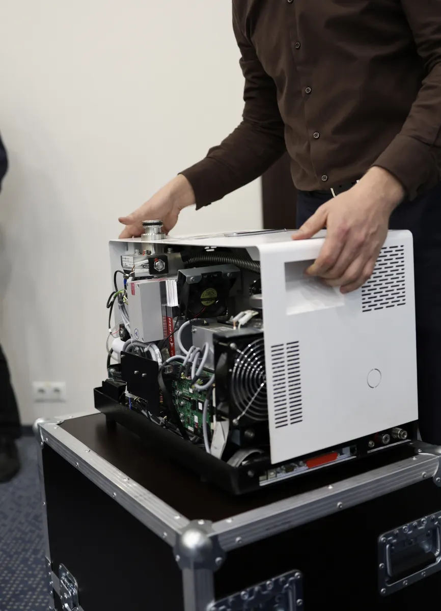 Instructor-led equipment commissioning and procedure setup during VacMentor training