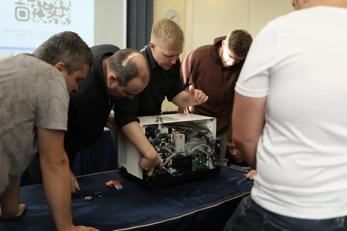 Instructor-led equipment commissioning and procedure setup during VacMentor training