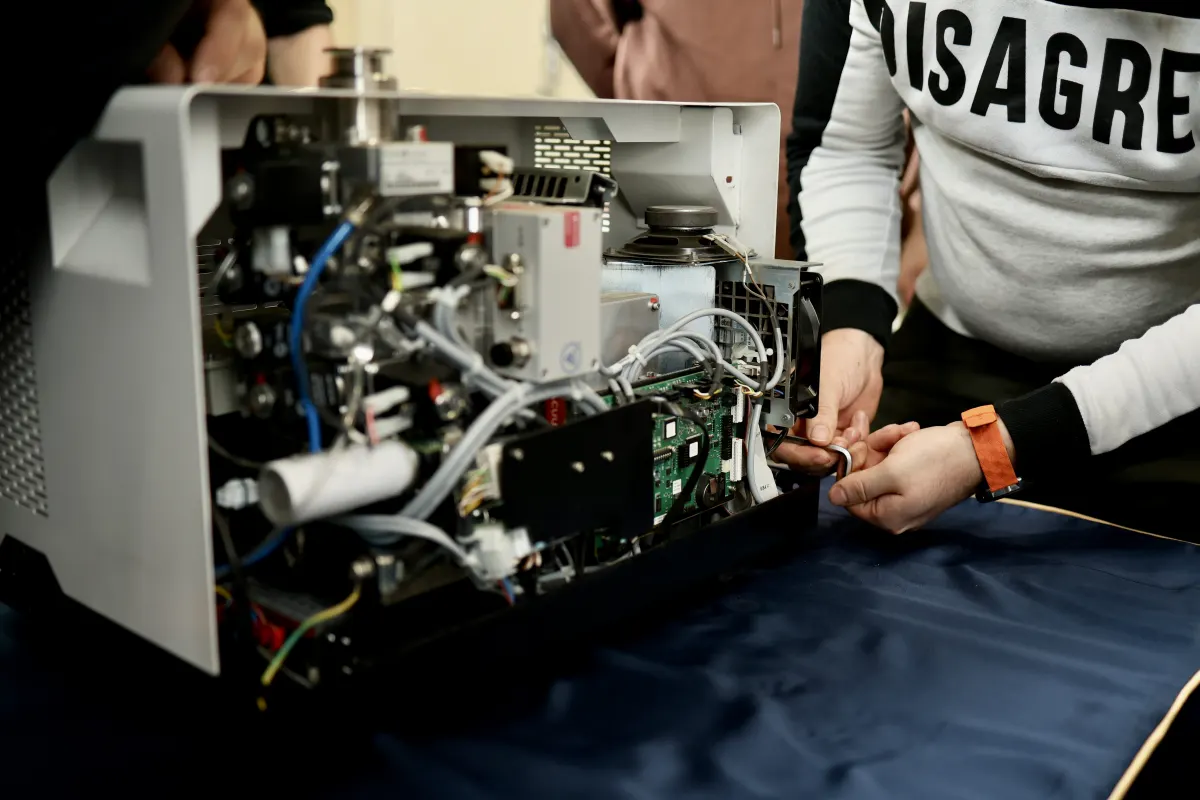 Instructor-led equipment commissioning and procedure setup during VacMentor training
