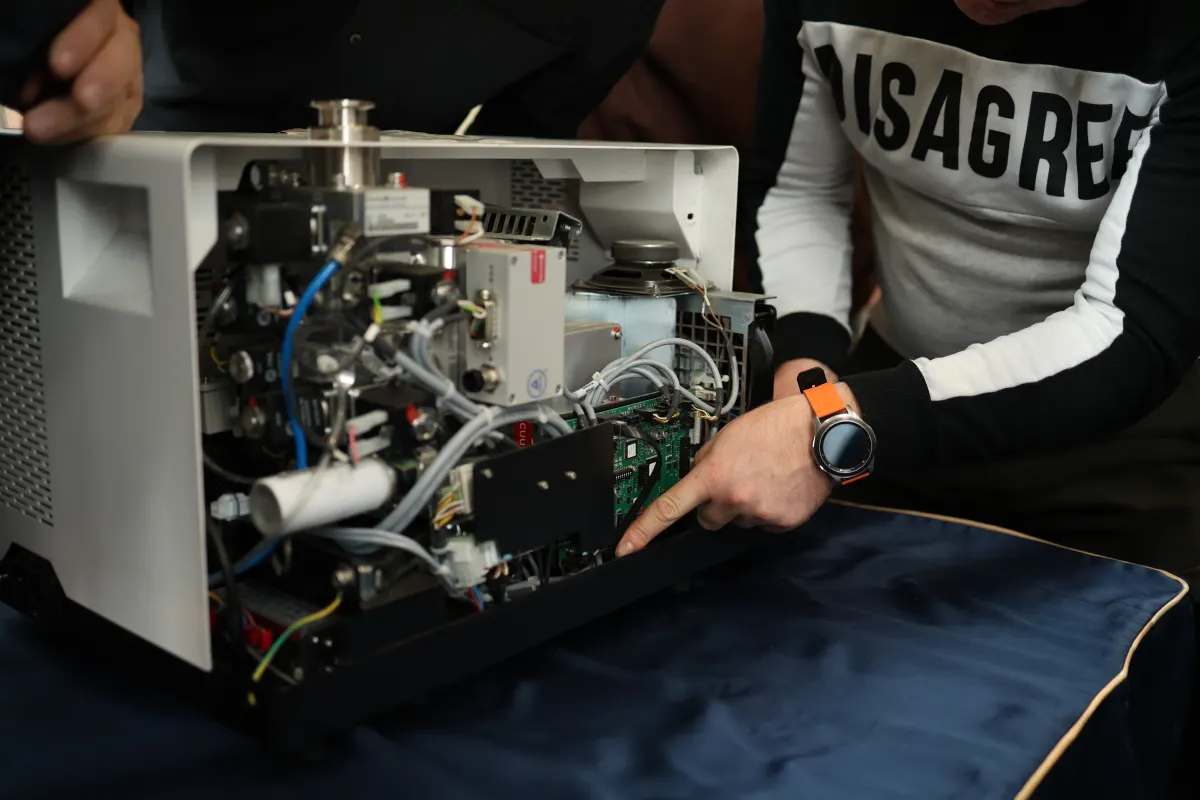 Instructor-led equipment commissioning and procedure setup during VacMentor training