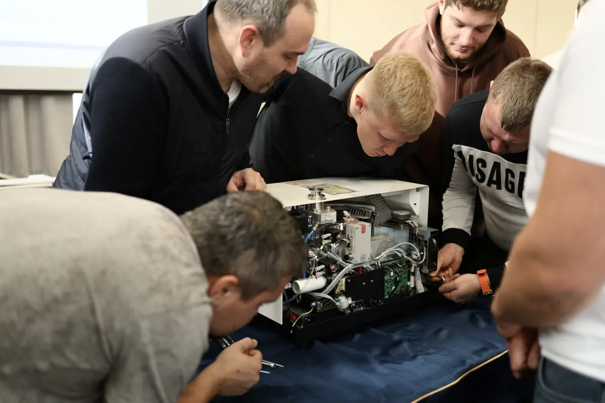 Instructor-led equipment commissioning and procedure setup during VacMentor training