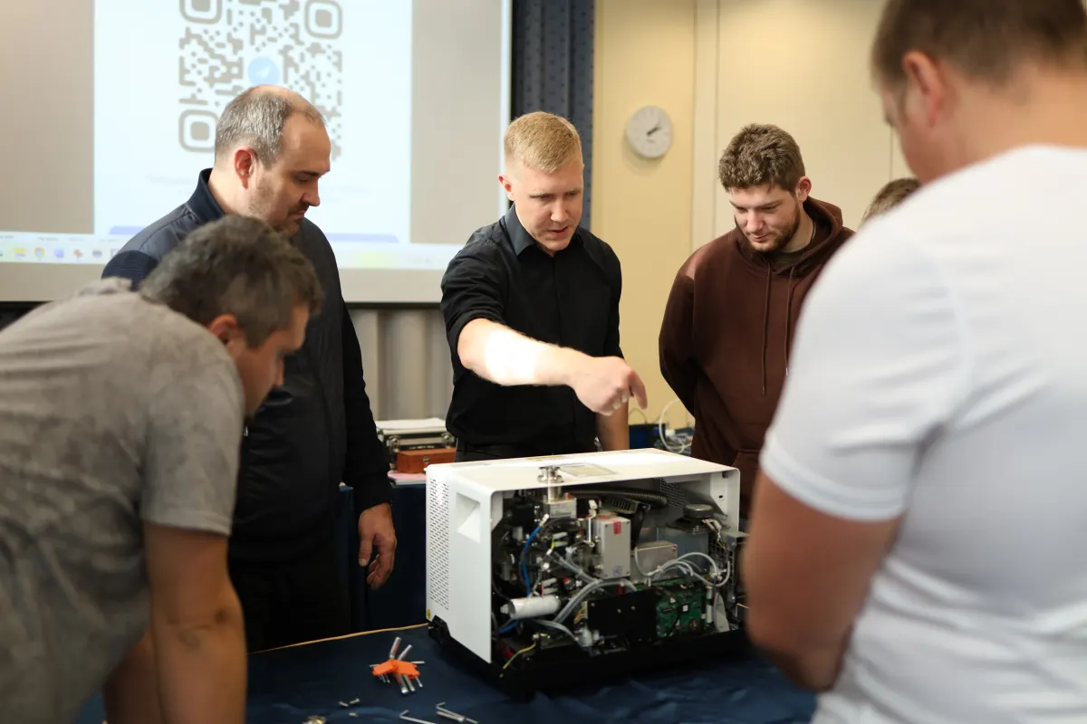 Instructor-led equipment commissioning and procedure setup during VacMentor training