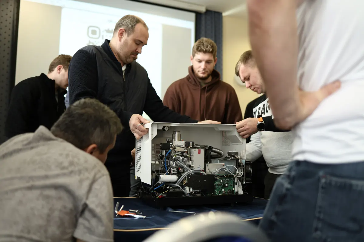 Instructor-led equipment commissioning and procedure setup during VacMentor training