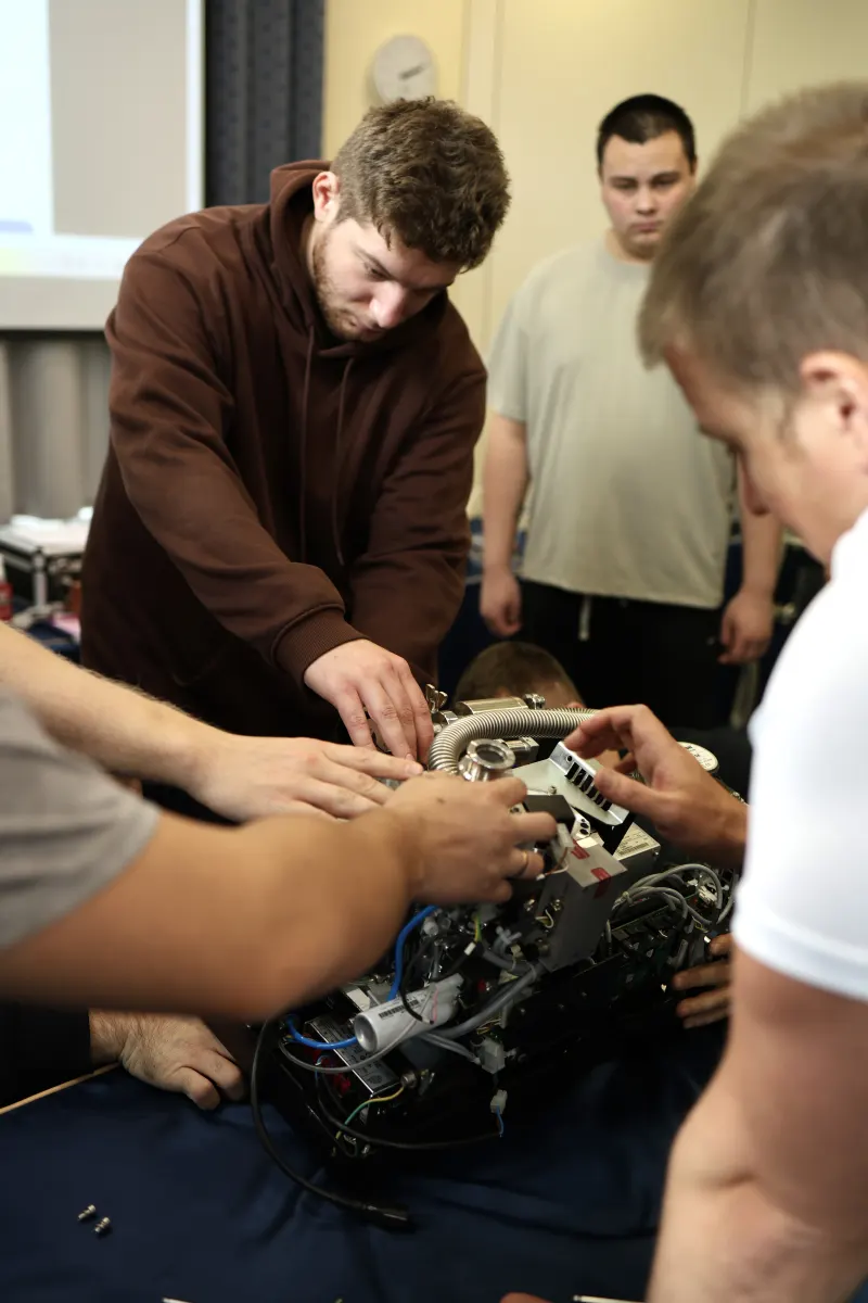 Instructor-led equipment commissioning and procedure setup during VacMentor training