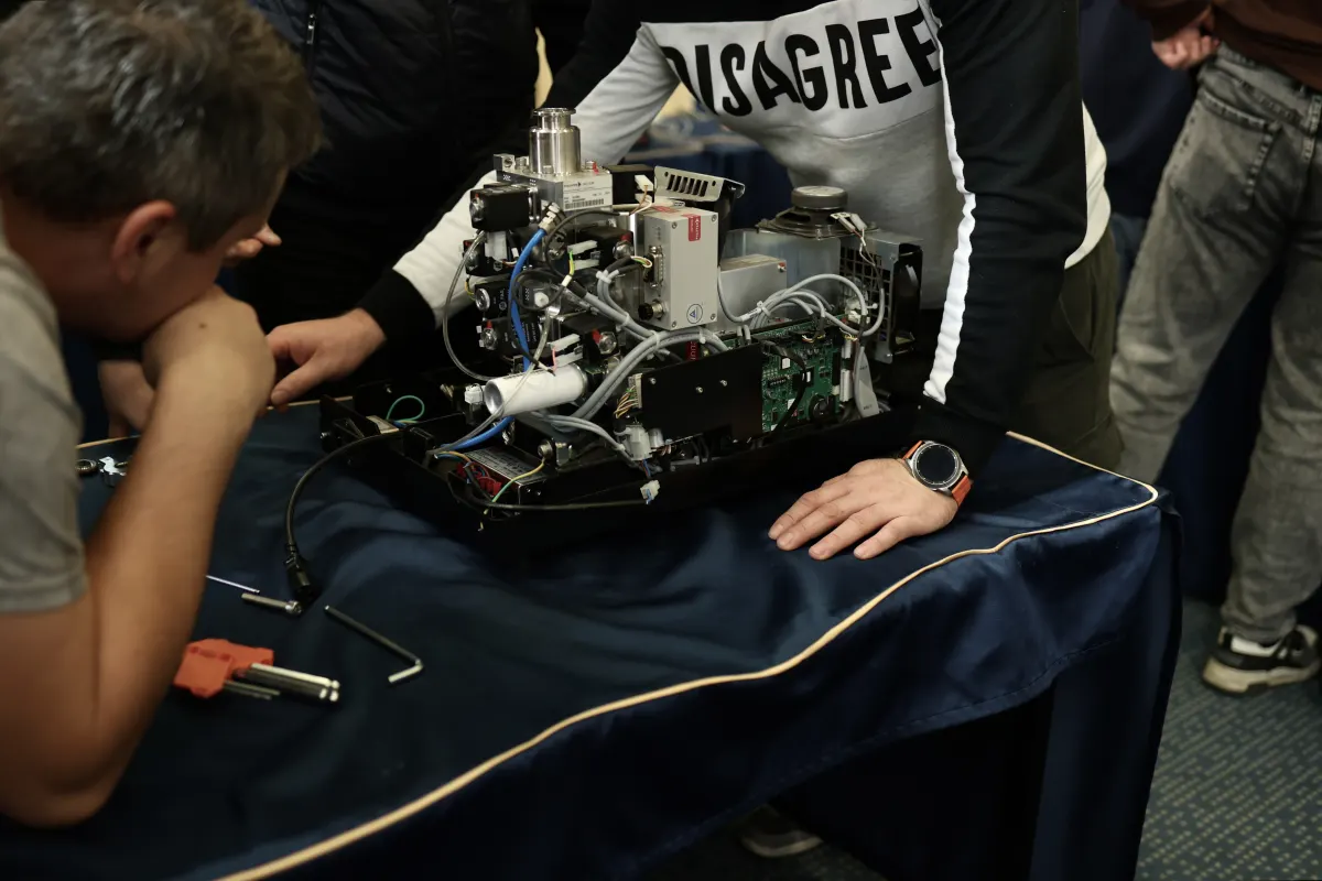 Instructor-led equipment commissioning and procedure setup during VacMentor training