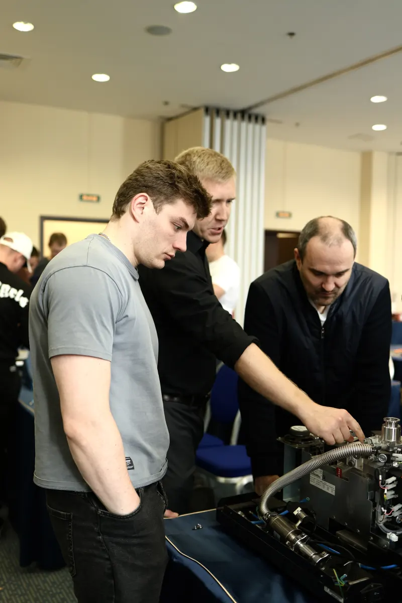 Instructor-led equipment commissioning and procedure setup during VacMentor training