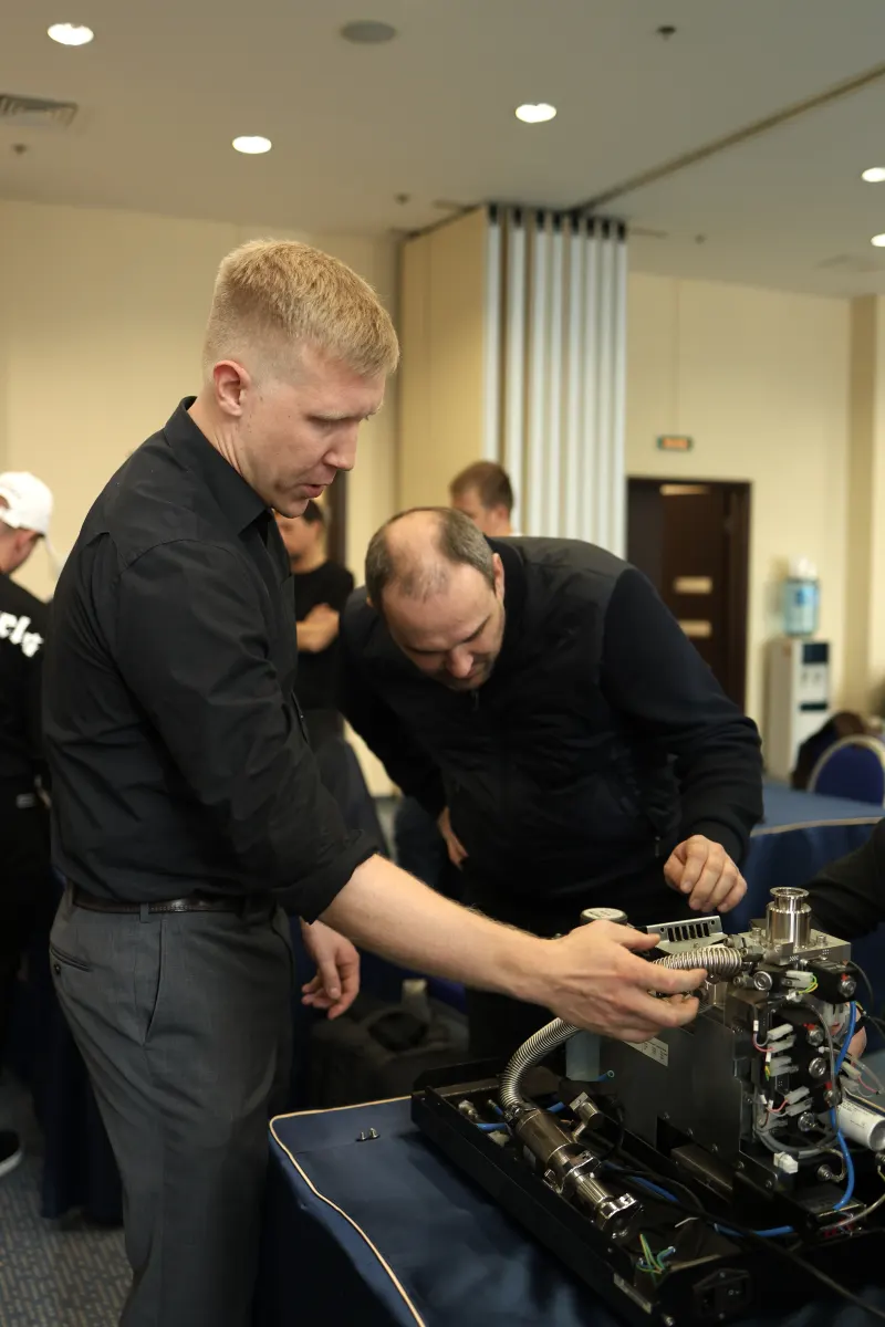 Instructor-led equipment commissioning and procedure setup during VacMentor training