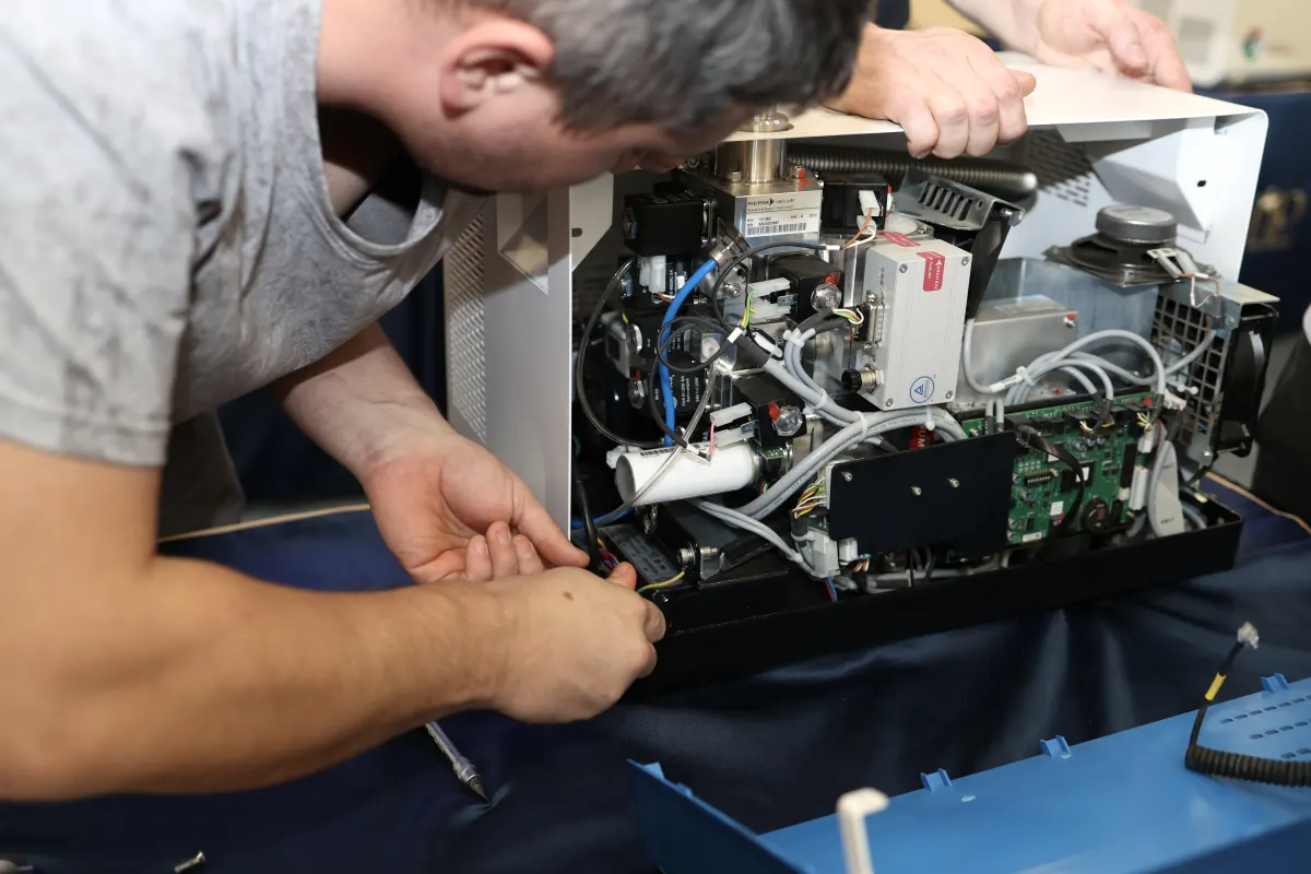 Helium leak detector operation practice during a VacMentor training course
