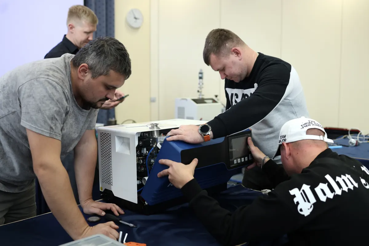 Helium leak detector operation practice during a VacMentor training course