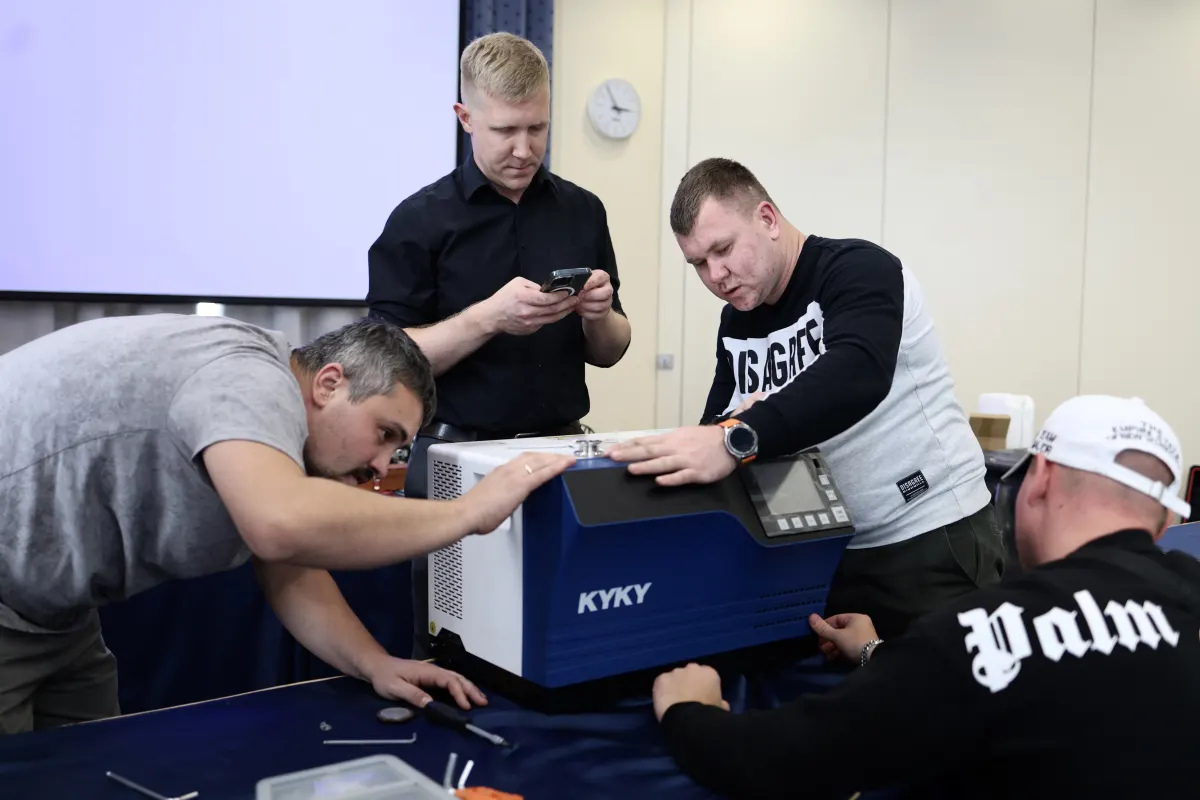 Helium leak detector operation practice during a VacMentor training course