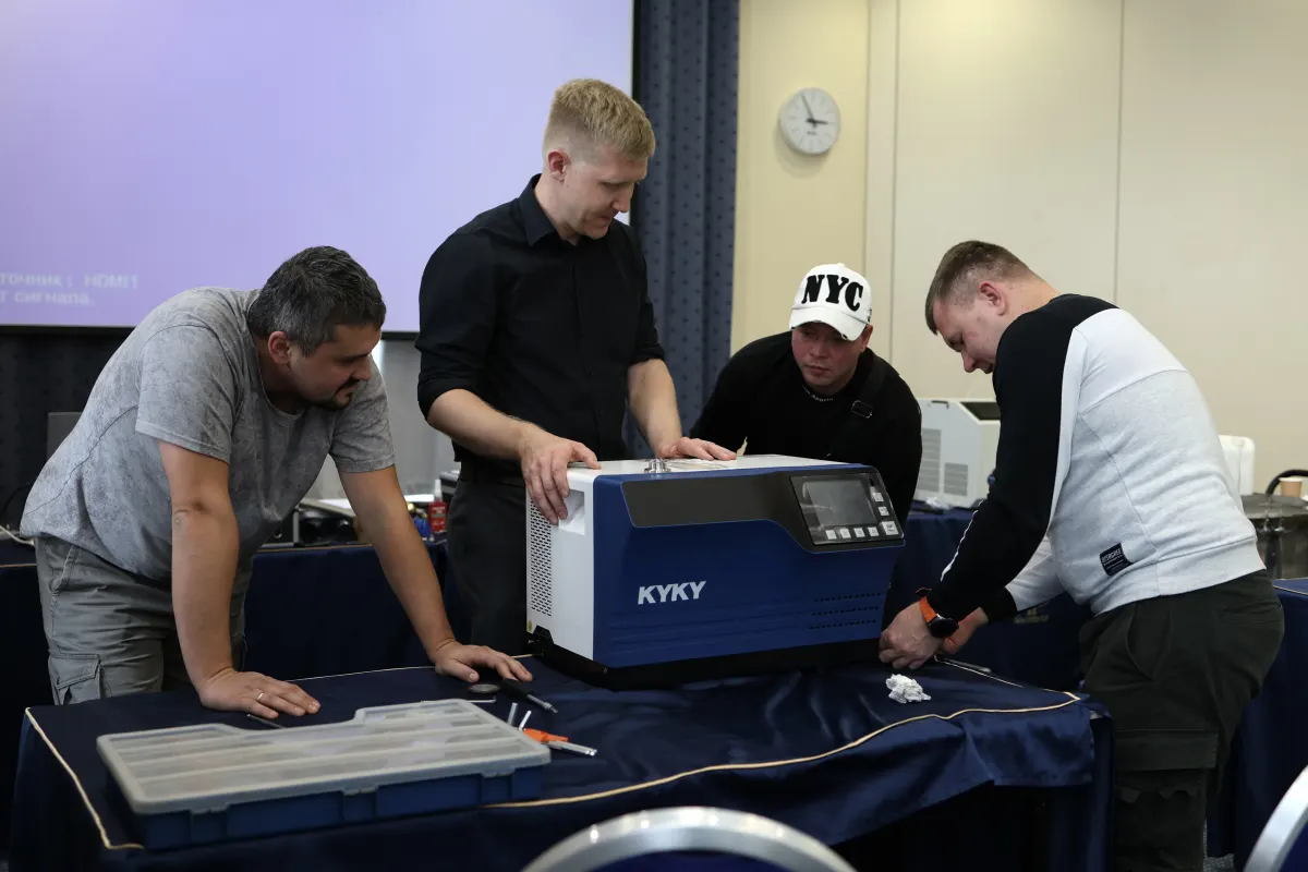 Helium leak detector operation practice during a VacMentor training course