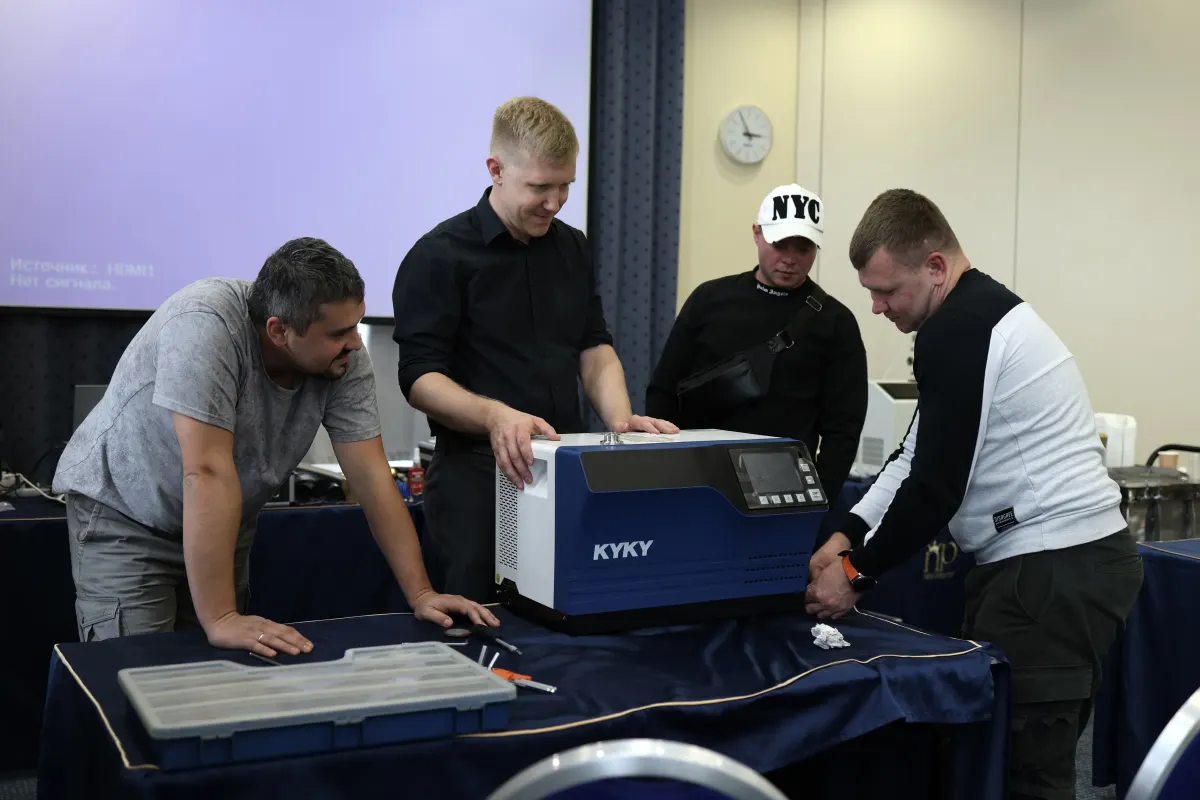 Helium leak detector operation practice during a VacMentor training course