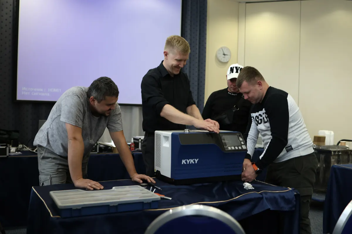 Helium leak detector operation practice during a VacMentor training course