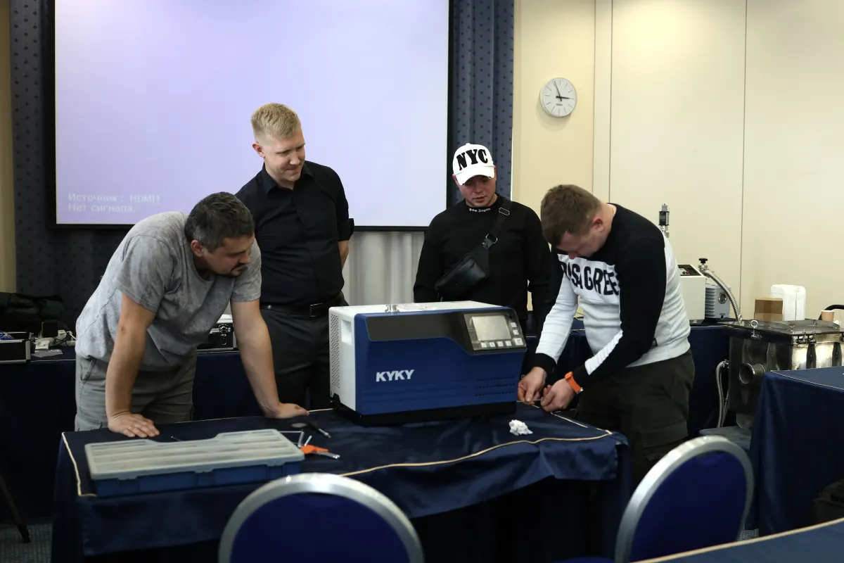 Helium leak detector operation practice during a VacMentor training course
