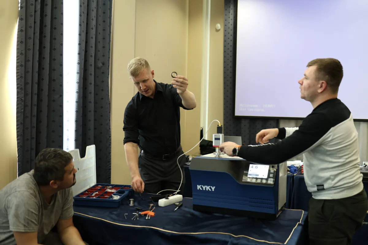 Helium leak detector operation practice during a VacMentor training course