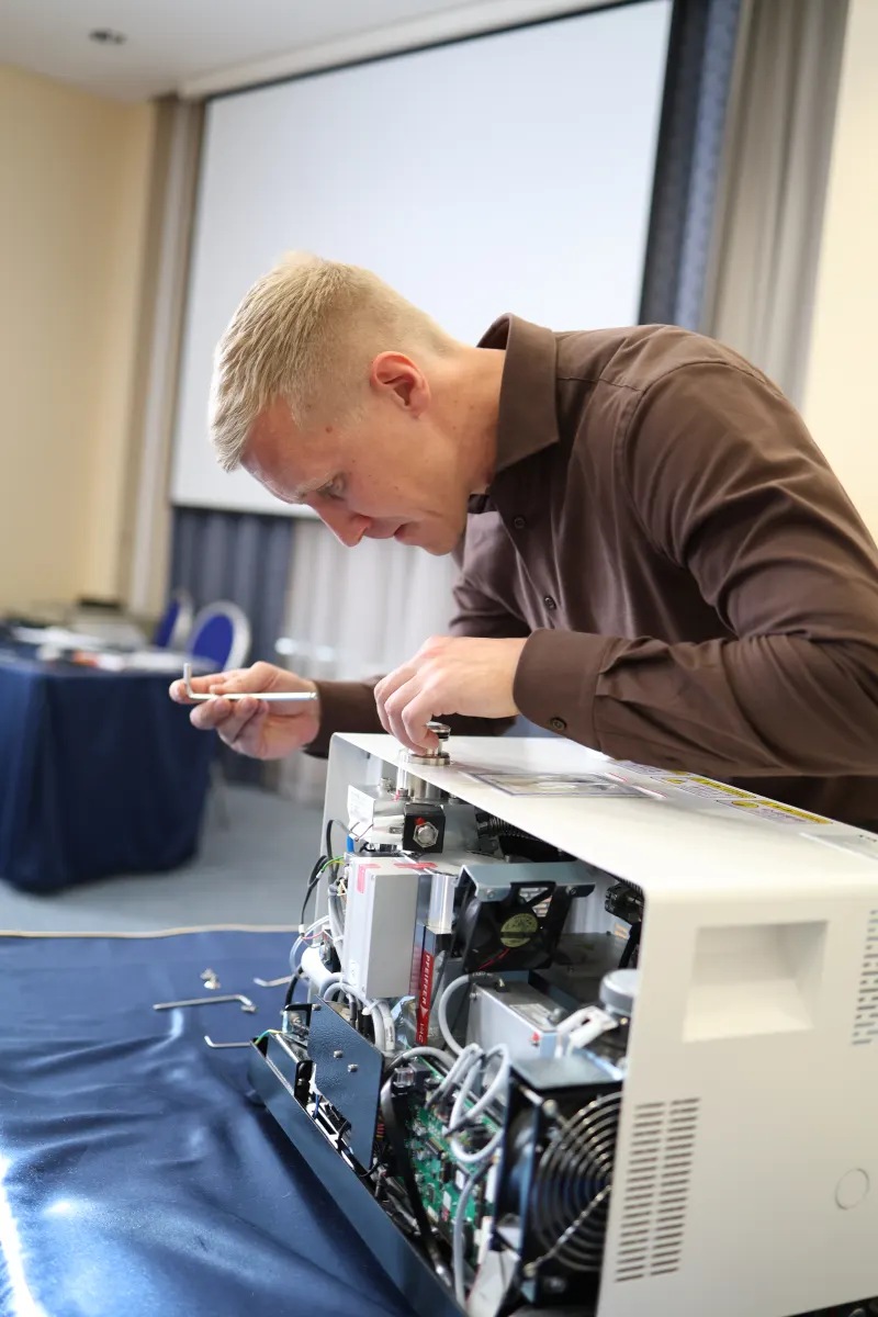 Vacuum and helium leak testing equipment used during a VacMentor practical course