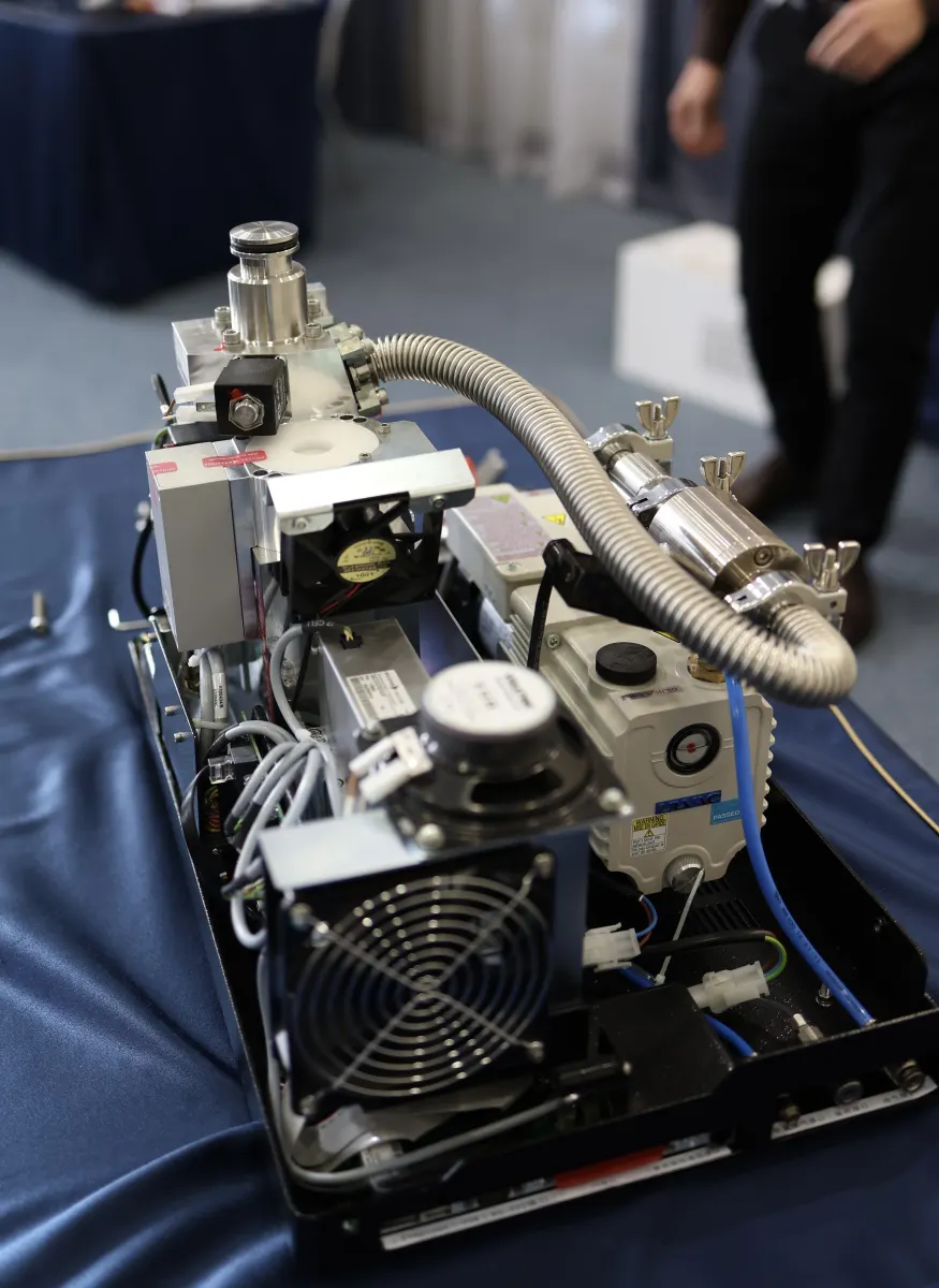 Vacuum and helium leak testing equipment used during a VacMentor practical course