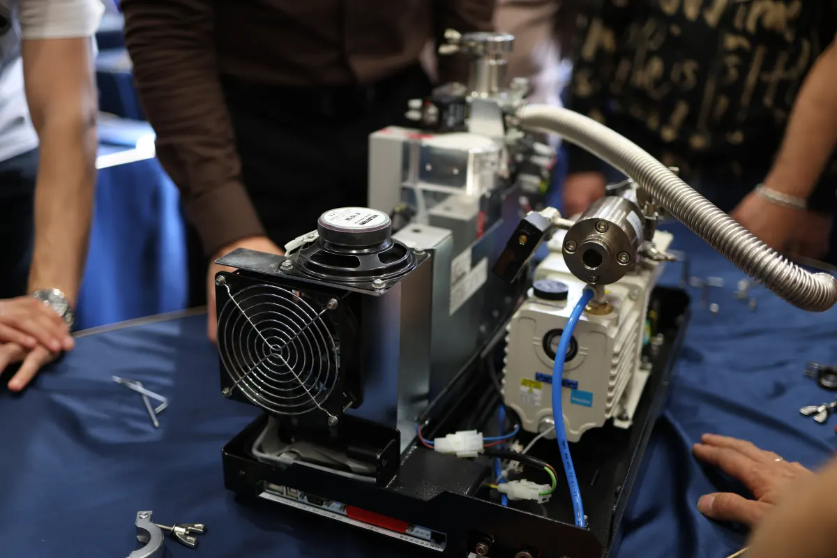 Vacuum and helium leak testing equipment used during a VacMentor practical course