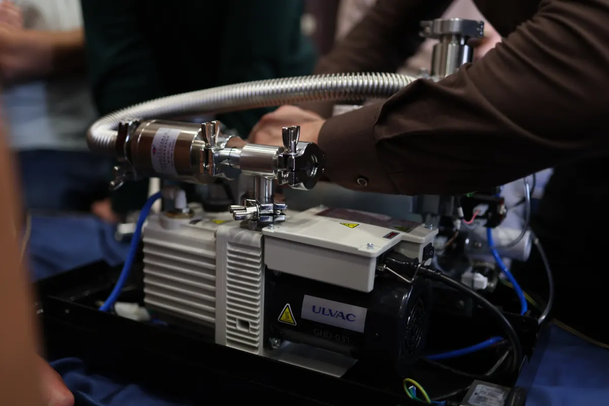 Vacuum and helium leak testing equipment used during a VacMentor practical course