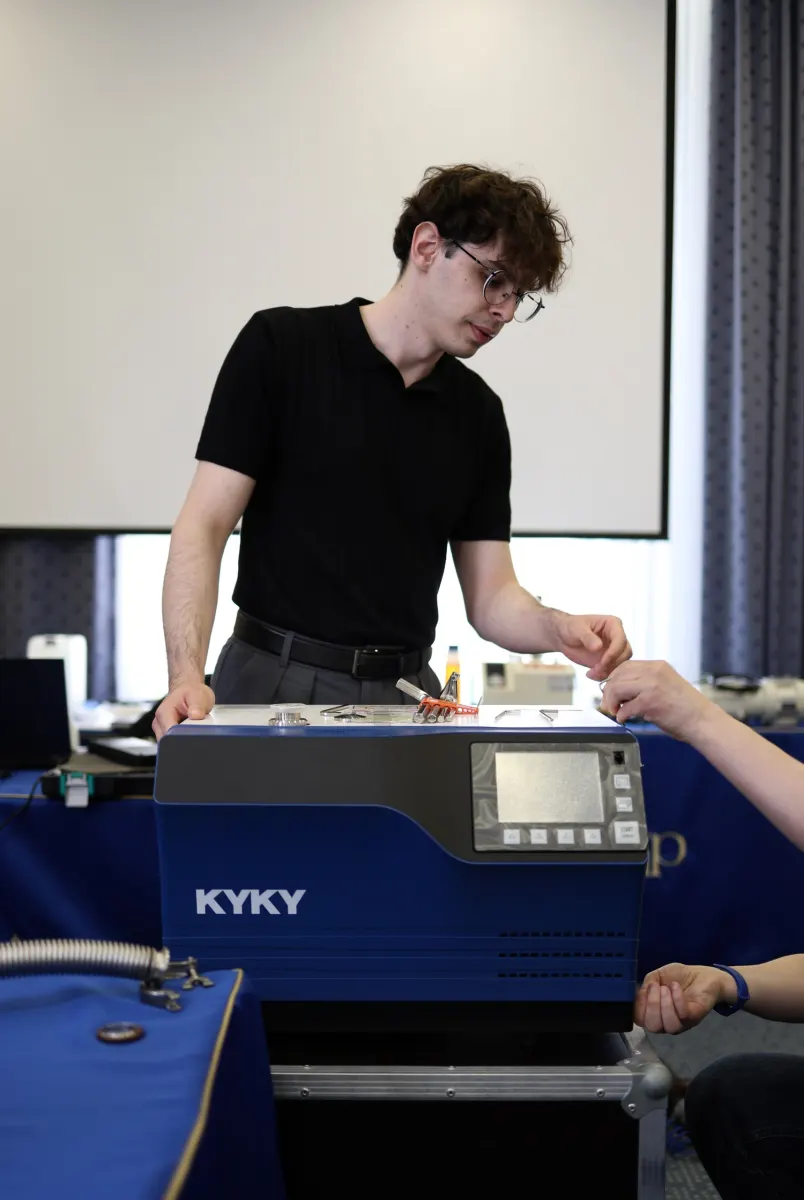 Vacuum and helium leak testing equipment used during a VacMentor practical course