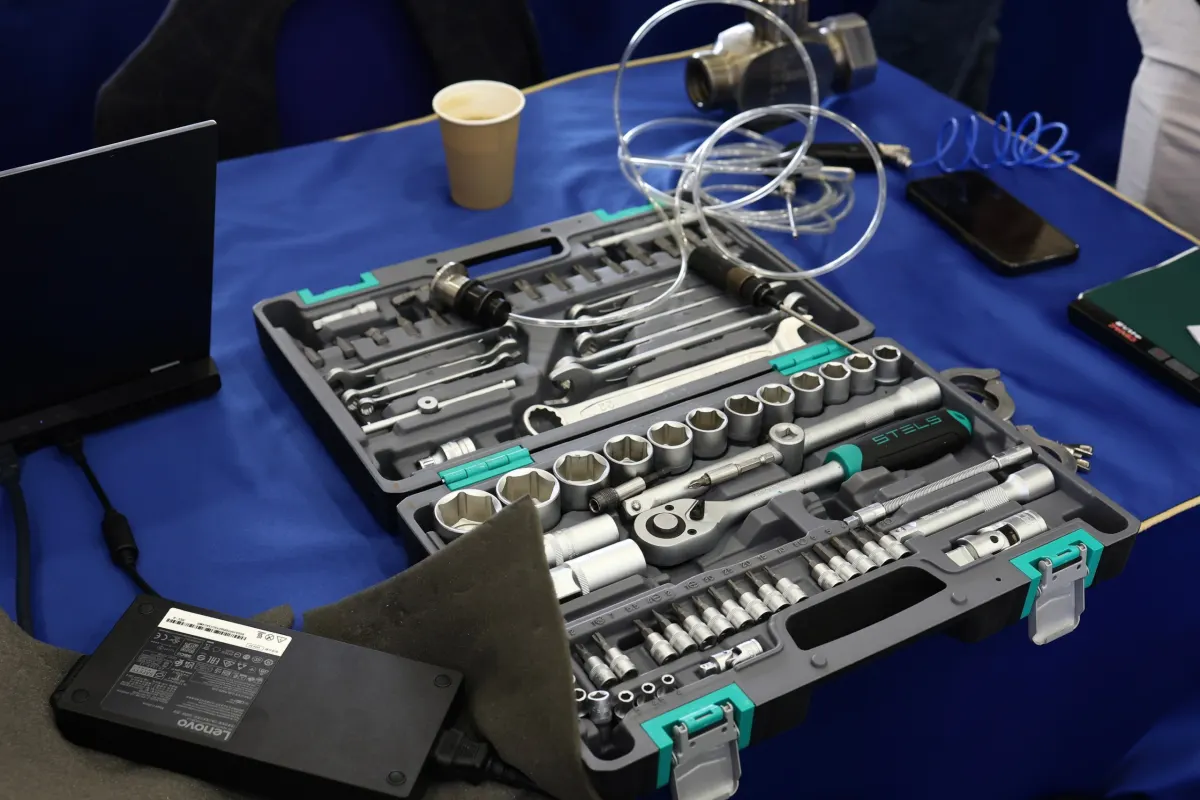 Vacuum and helium leak testing equipment used during a VacMentor practical course