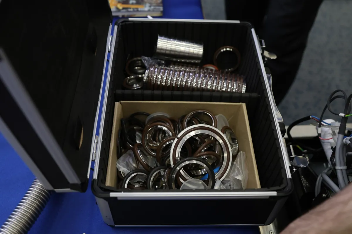 Vacuum and helium leak testing equipment used during a VacMentor practical course