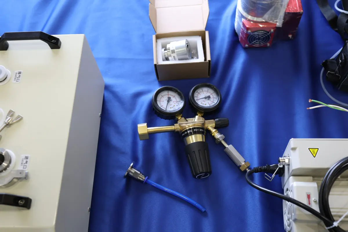 Vacuum and helium leak testing equipment used during a VacMentor practical course
