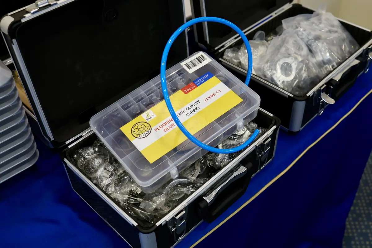 Vacuum and helium leak testing equipment used during a VacMentor practical course