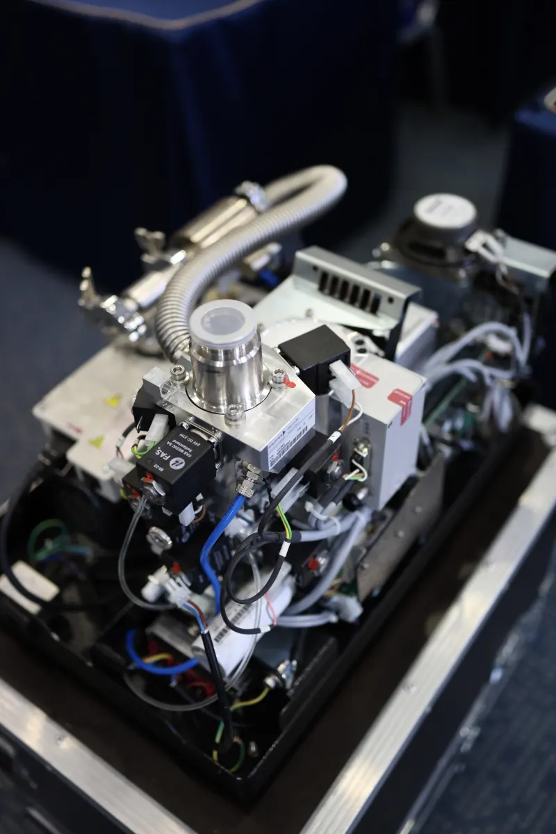 Vacuum and helium leak testing equipment used during a VacMentor practical course