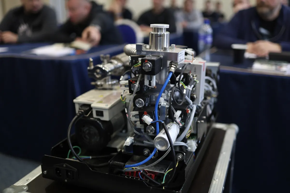 Vacuum and helium leak testing equipment used during a VacMentor practical course
