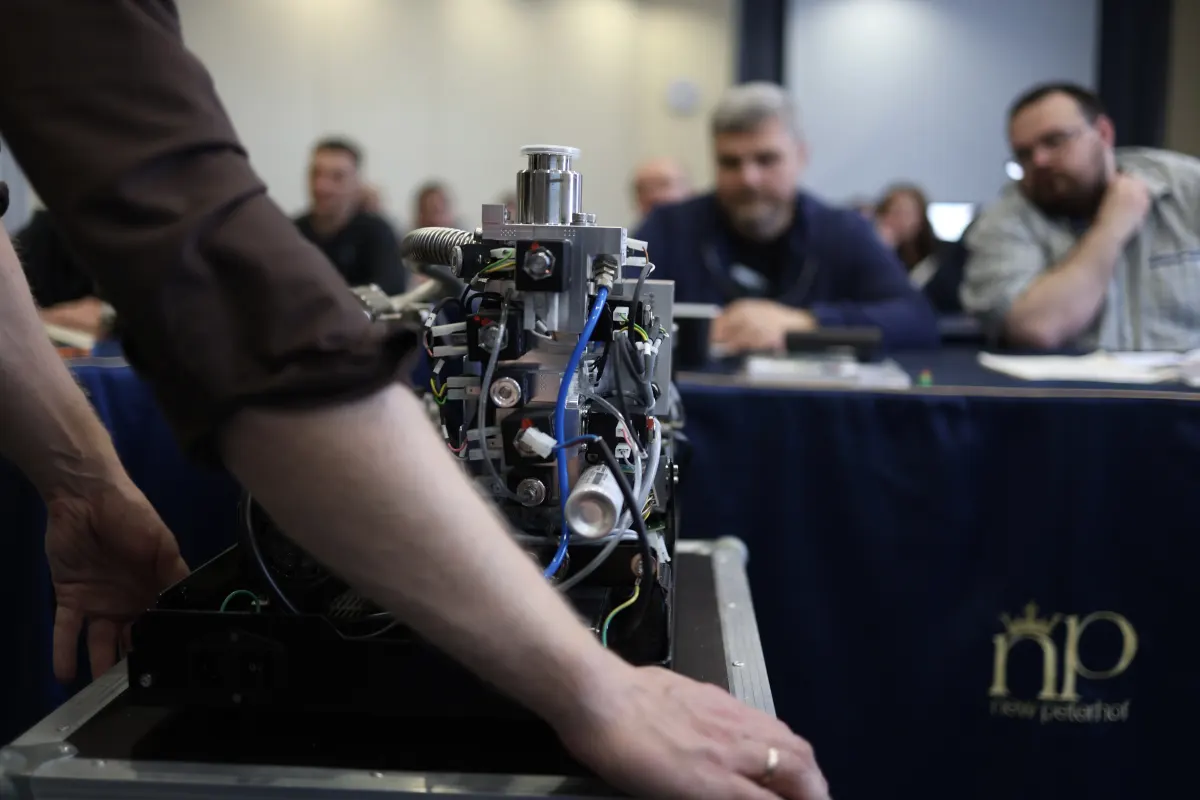 Vacuum and helium leak testing equipment used during a VacMentor practical course
