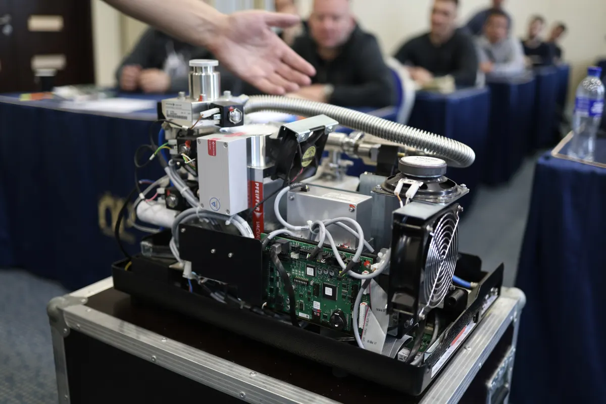 Vacuum and helium leak testing equipment used during a VacMentor practical course