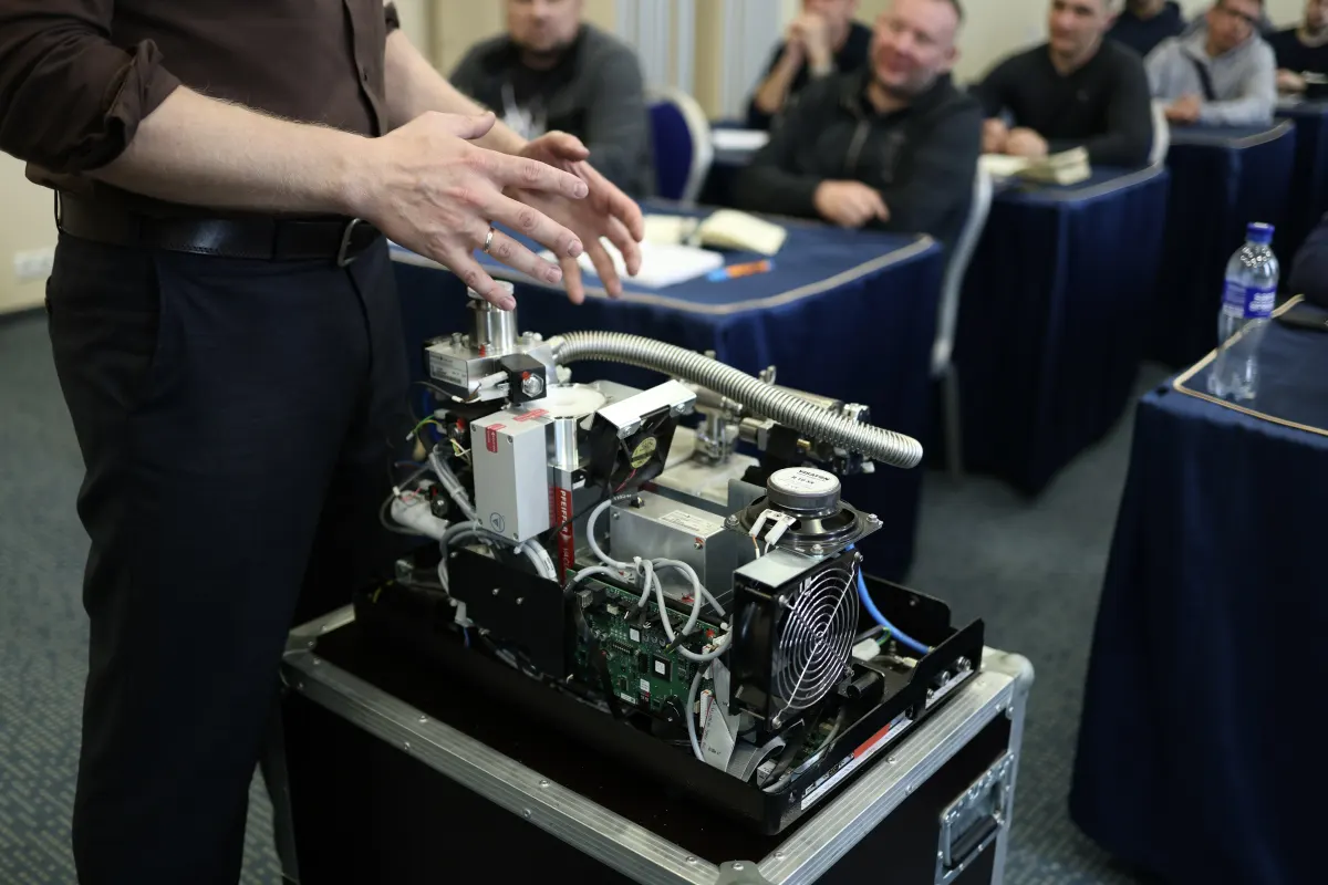 Vacuum and helium leak testing equipment used during a VacMentor practical course