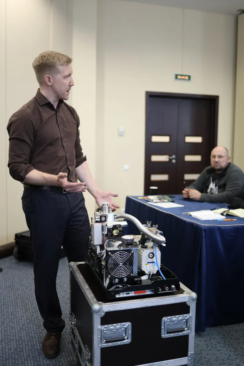 Vacuum and helium leak testing equipment used during a VacMentor practical course
