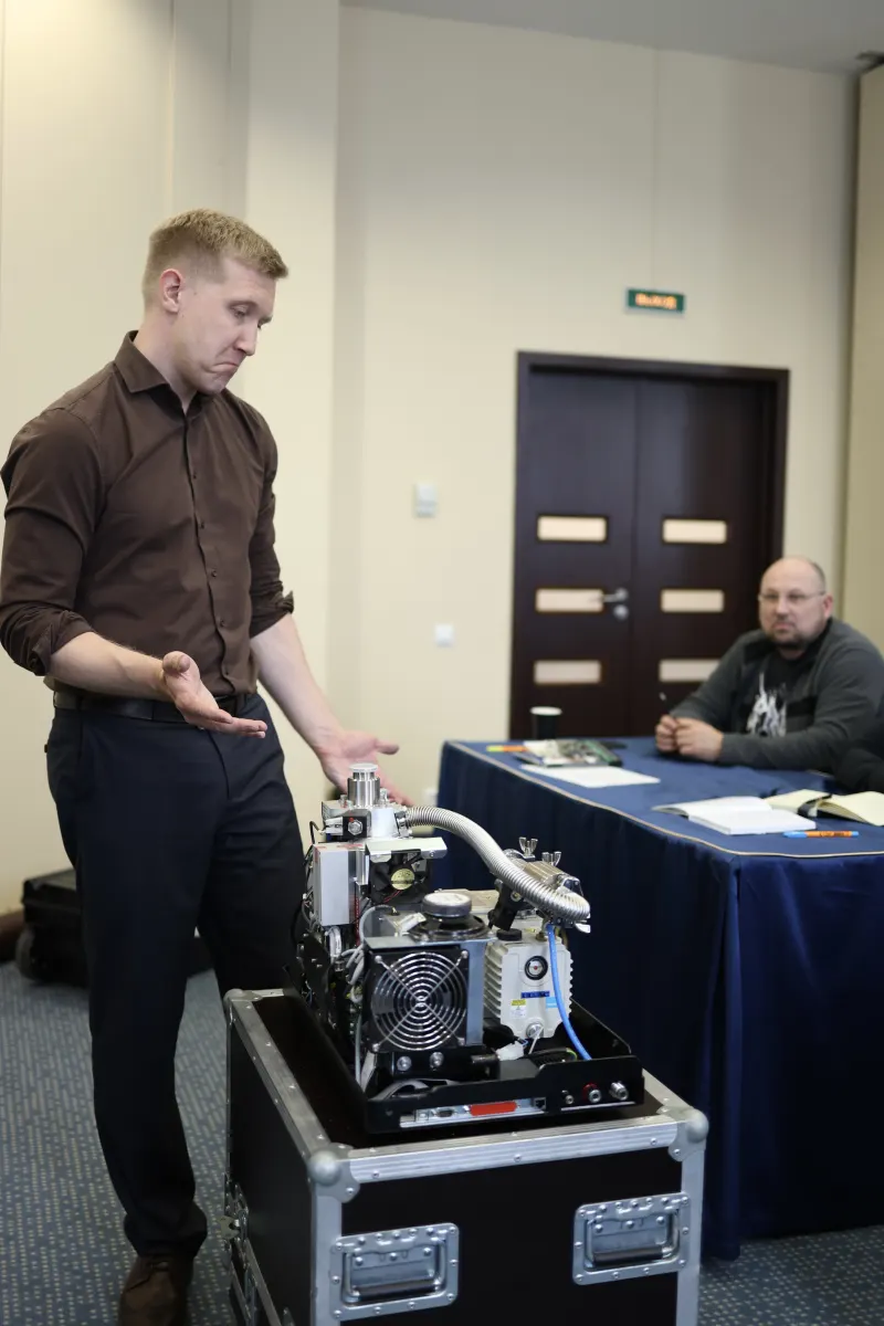 Vacuum and helium leak testing equipment used during a VacMentor practical course
