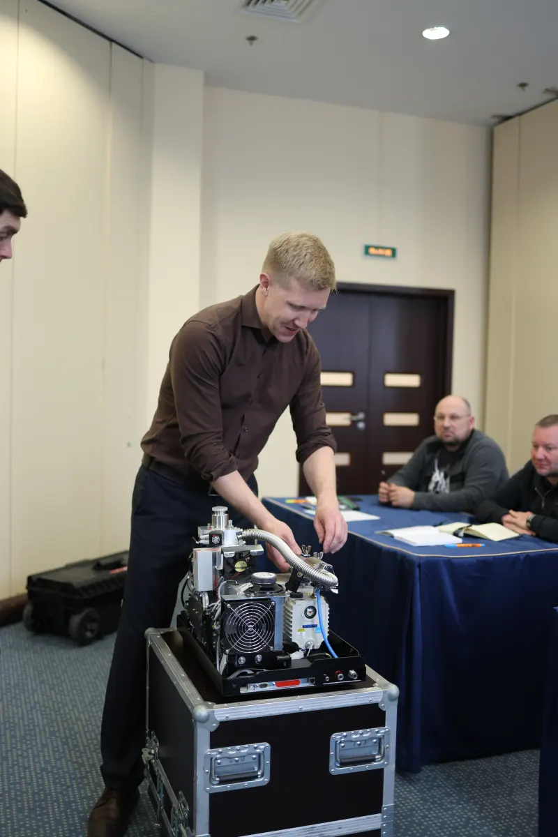 Vacuum and helium leak testing equipment used during a VacMentor practical course