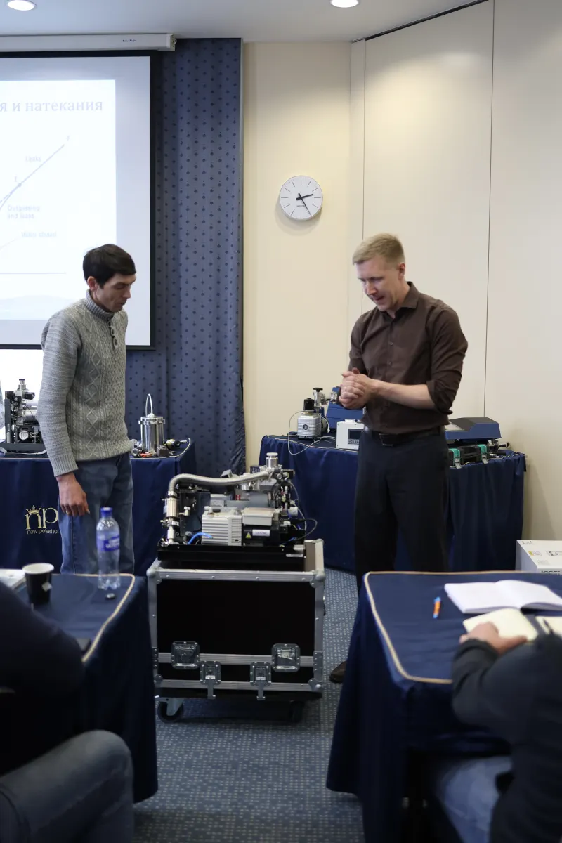 Vacuum and helium leak testing equipment used during a VacMentor practical course