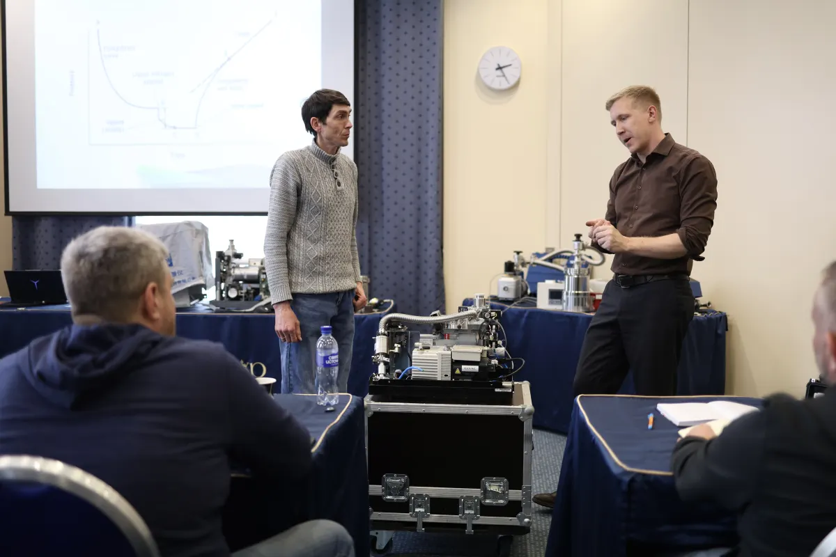 Vacuum and helium leak testing equipment used during a VacMentor practical course