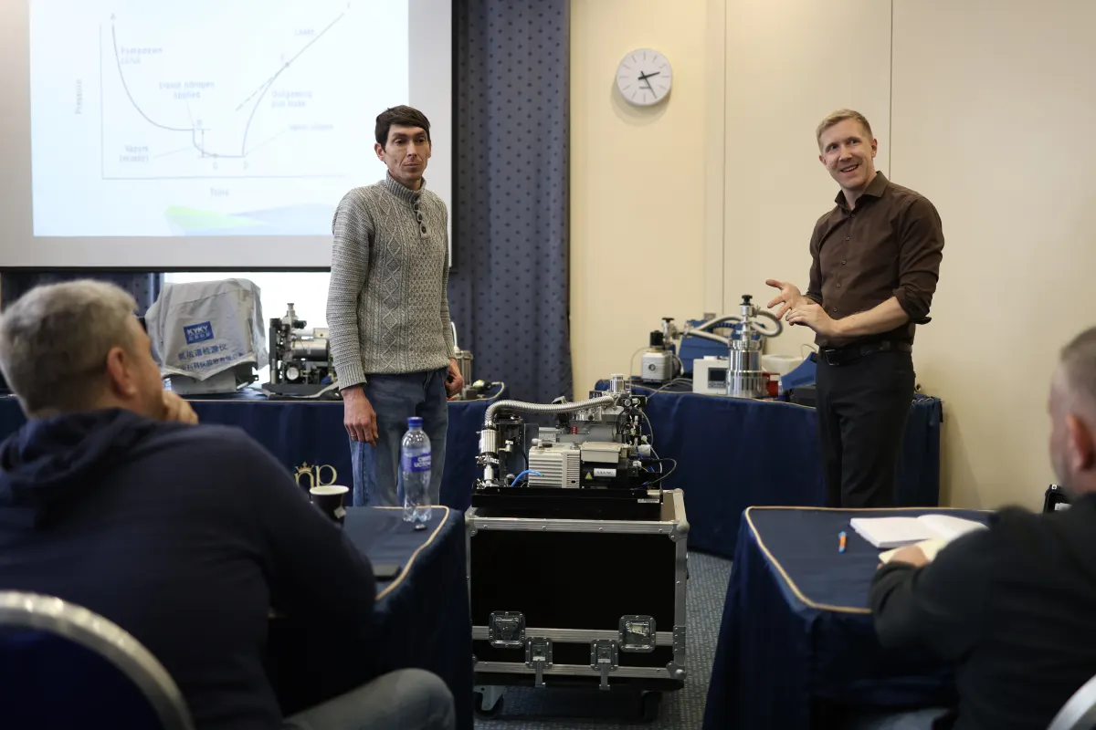 Vacuum and helium leak testing equipment used during a VacMentor practical course