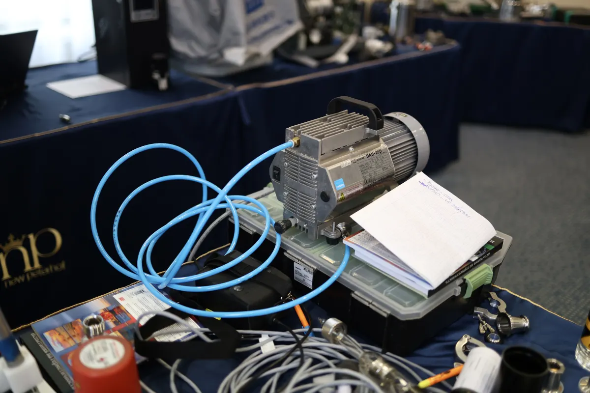Vacuum and helium leak testing equipment used during a VacMentor practical course