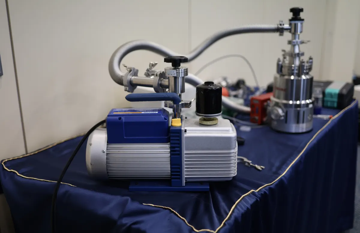Vacuum and helium leak testing equipment used during a VacMentor practical course
