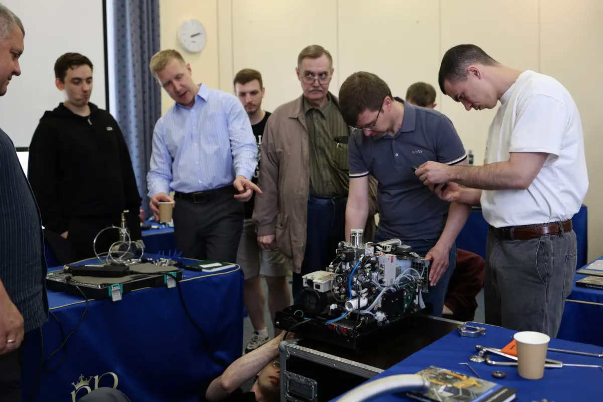 Course participants working hands-on with a helium leak detector during VacMentor training