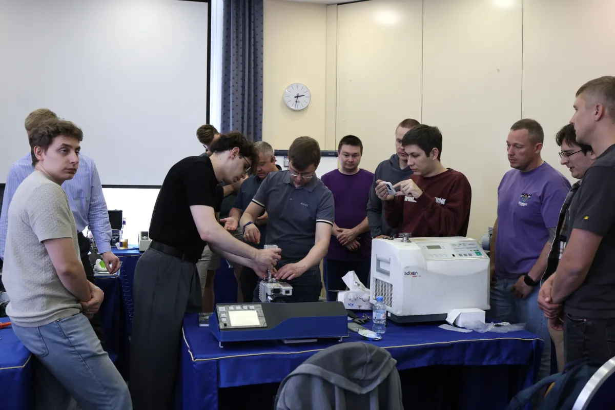Course participants working hands-on with a helium leak detector during VacMentor training