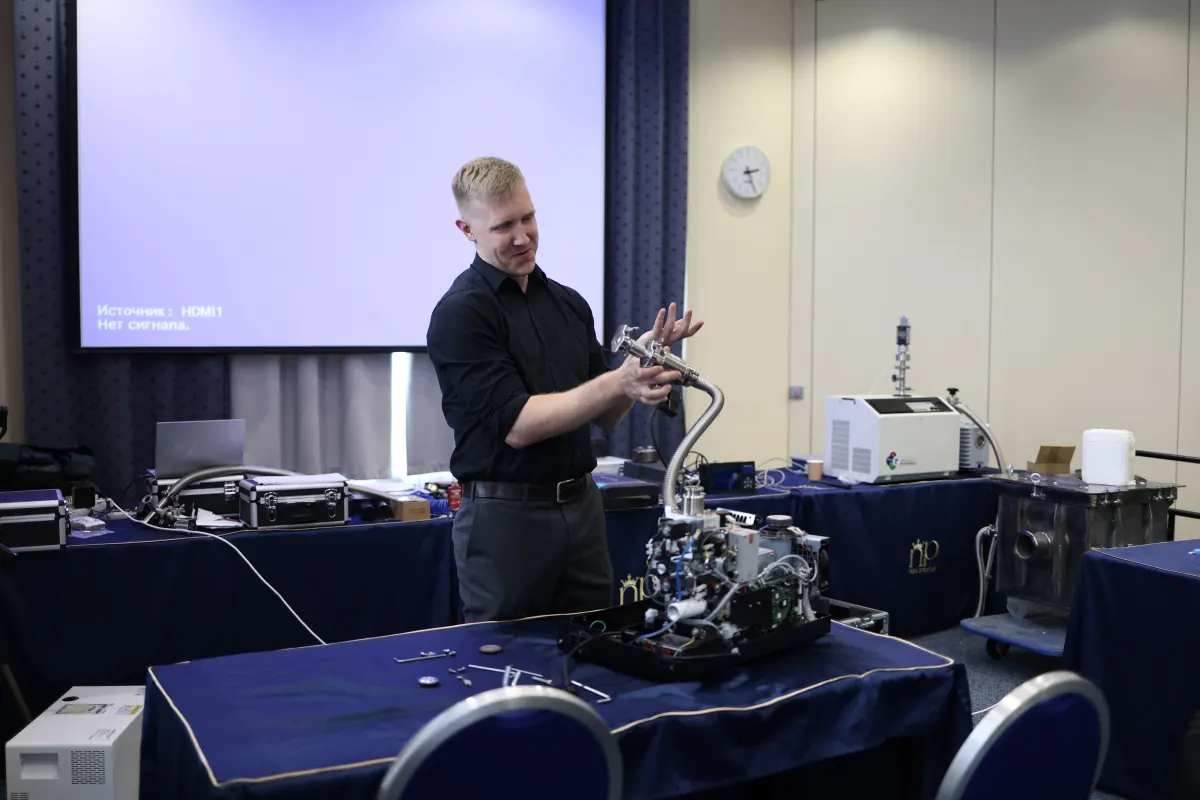 VacMentor instructor demonstrating leak testing equipment to course participants