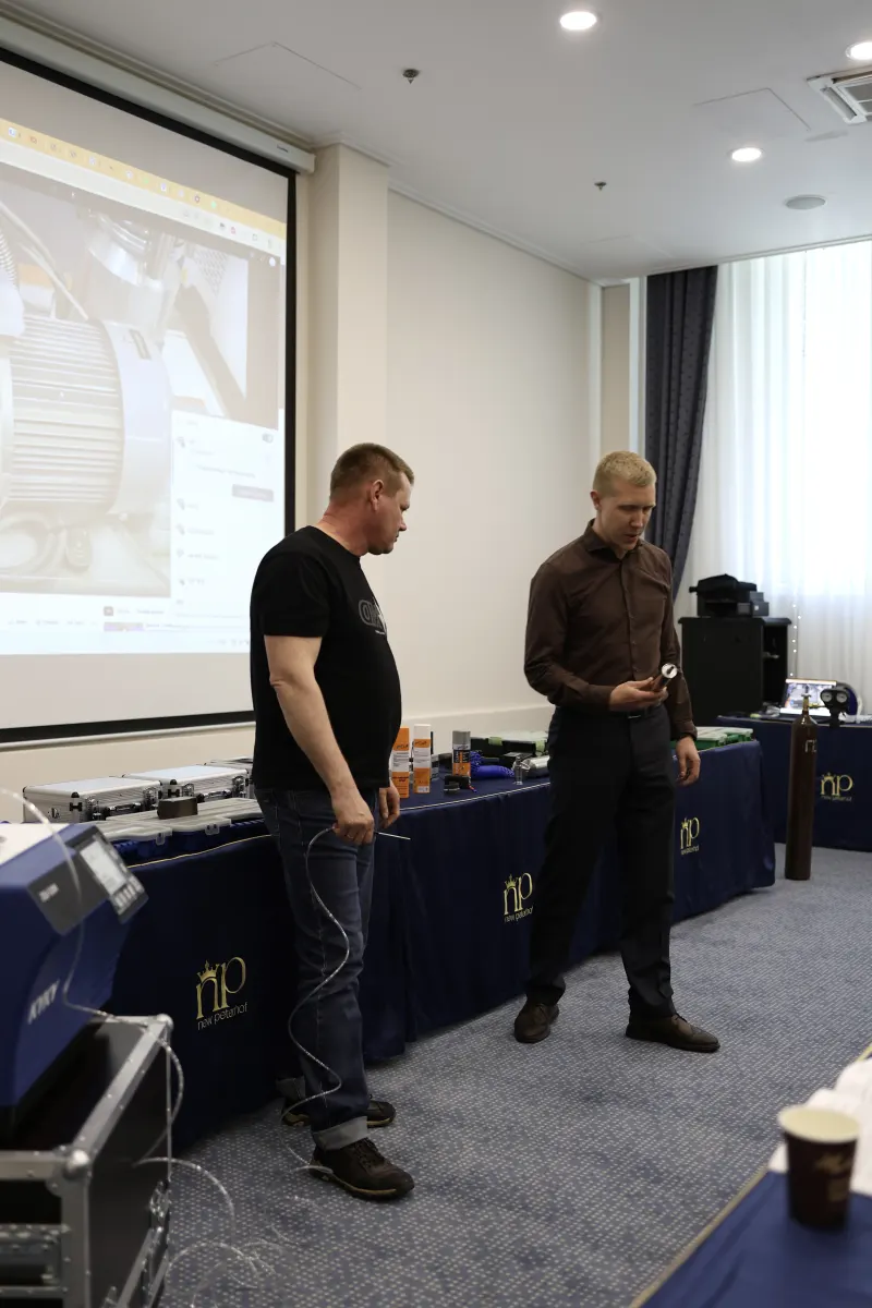 Participants of a VacMentor vacuum and leak testing course during a classroom session