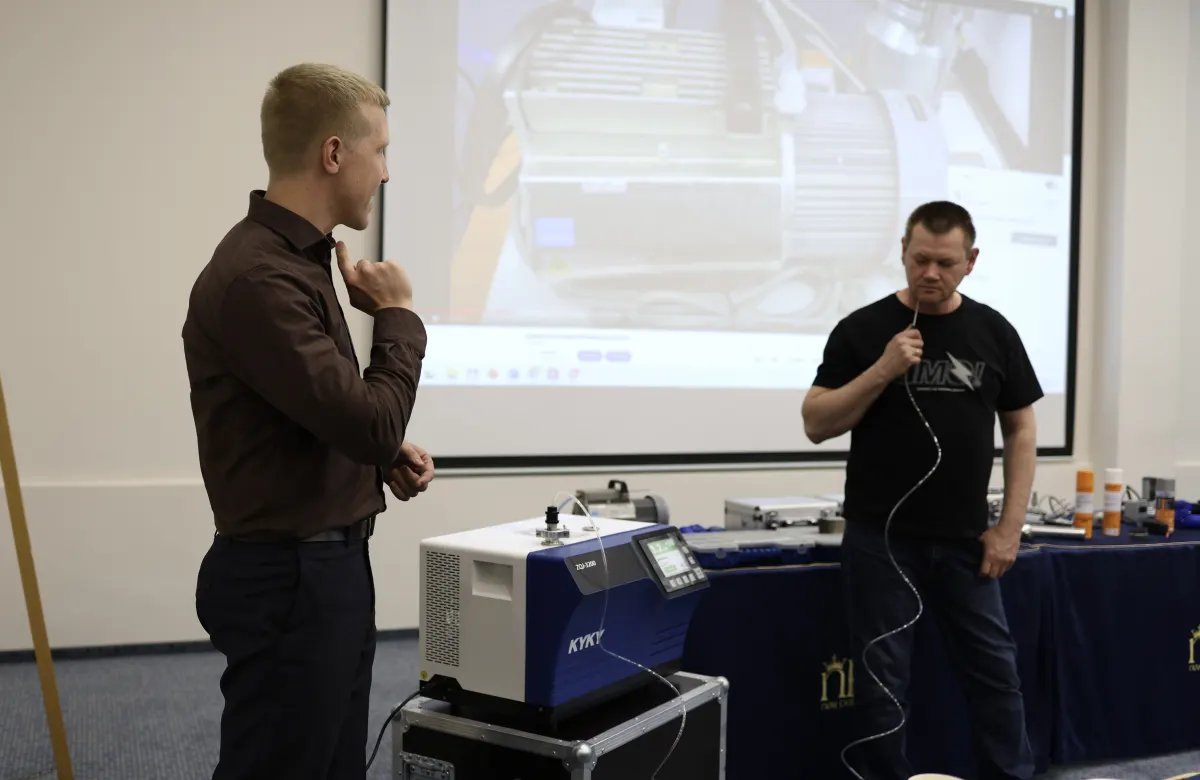 Participants of a VacMentor vacuum and leak testing course during a classroom session