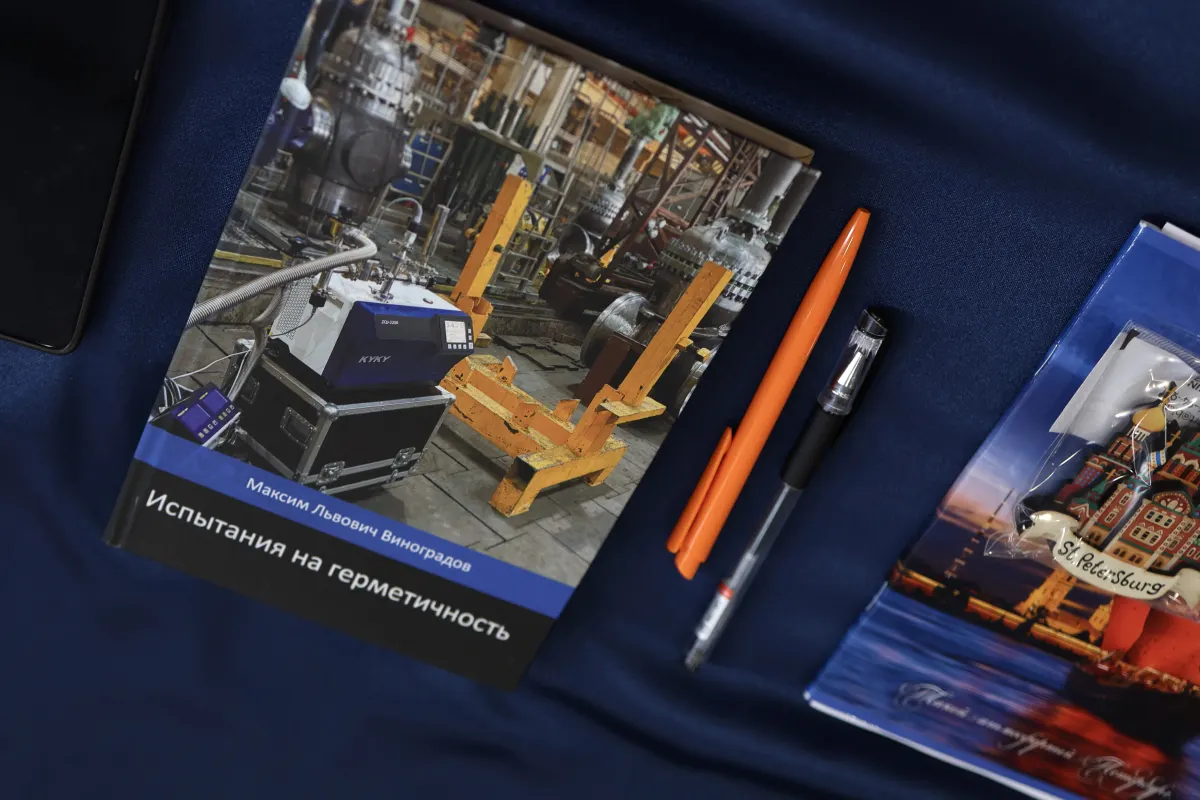 Vacuum gauges, standard leaks and measurement hardware used in VacMentor metrology training