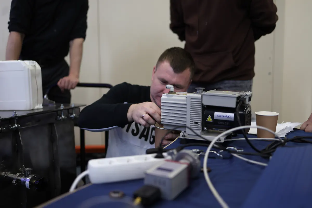 Vacuum gauges, standard leaks and measurement hardware used in VacMentor metrology training