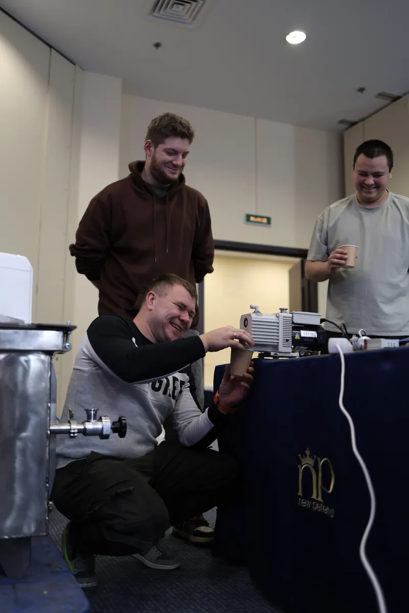 Vacuum gauges, standard leaks and measurement hardware used in VacMentor metrology training