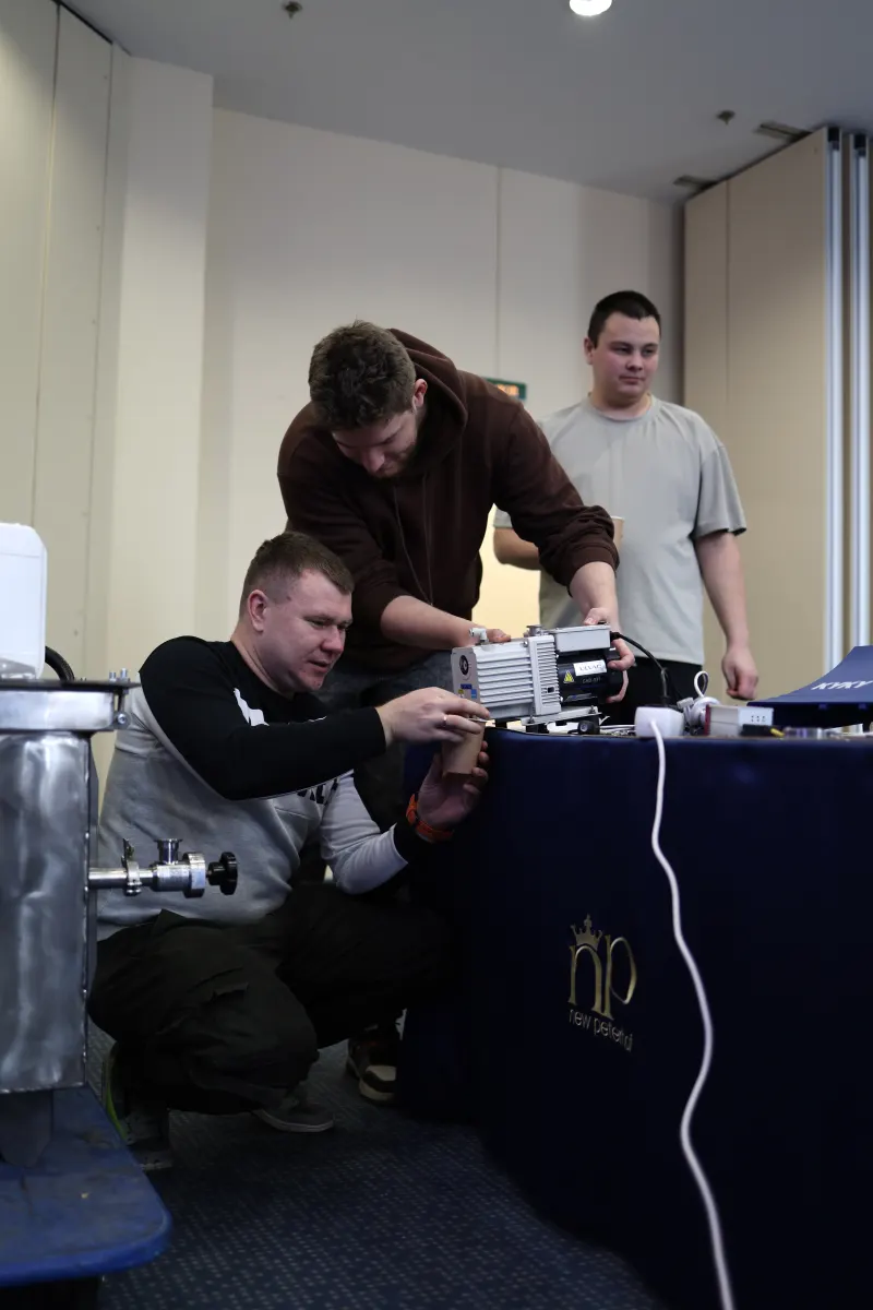 Vacuum gauges, standard leaks and measurement hardware used in VacMentor metrology training